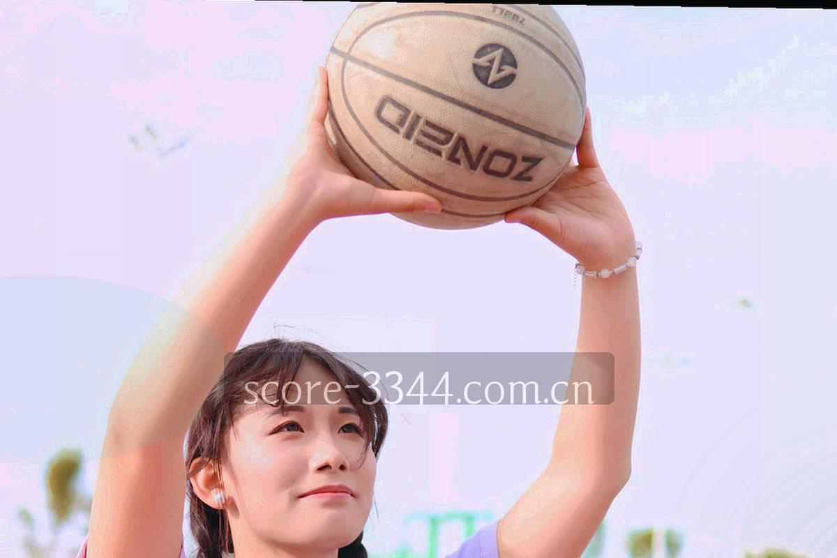 桌面摊开的手写赛果记录与手绘赛程表格